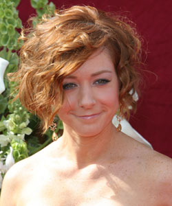 alyson hannigan with wavy bob hair style