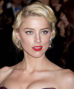 Amber Heard with classic modern style of 40s