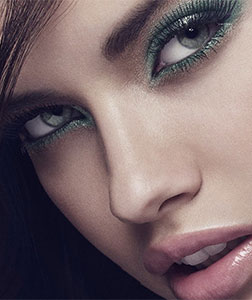 model with green color eyeliner