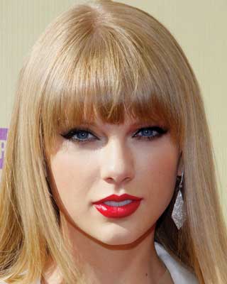 taylor swift with long blunt bangs