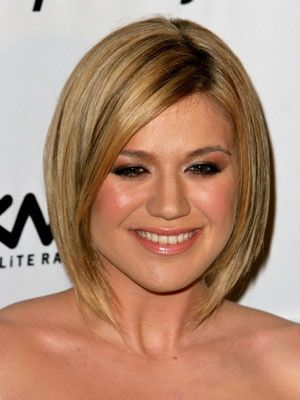 kelly clarkson bob hairstyle blond golden highlight