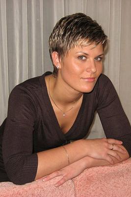 very short hair styles women